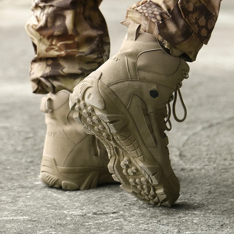 Kit Bota Tática Militar Strikeforce + 2 Brindes Táticos: Jaqueta Militar e Relógio Tático